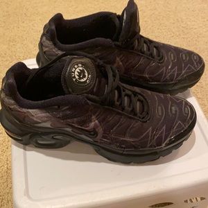 Nike Air Max Youth size 5 sneakers. Black